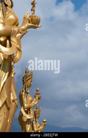 Bhutan, Thimphu. Kuensel Phodrang aka Buddha Point, Heimat der größten Buddha-Statue des Landes. Goldene Bodhisattva Statuen. Stockfoto