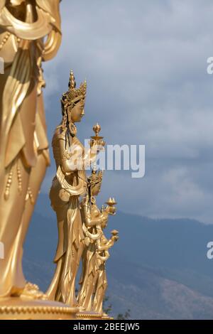 Bhutan, Thimphu. Kuensel Phodrang aka Buddha Point, Heimat der größten Buddha-Statue des Landes. Goldene Bodhisattva Statuen. Stockfoto