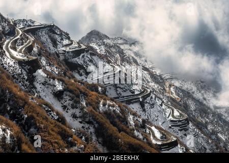 Berühmte Zigzag himalaya Bergstraße von Zuluk, mit Schnee mit Kopierraum bedeckt Stockfoto