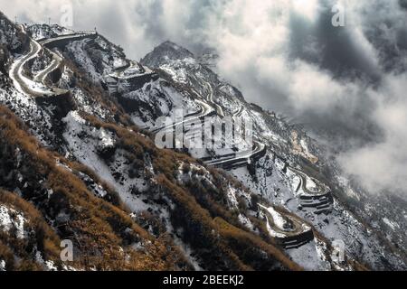 Berühmte Zigzag himalaya Bergstraße von Zuluk, mit Schnee mit Kopierraum bedeckt Stockfoto