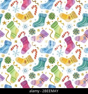 Aquarell nahtloses Muster mit Weihnachtsstrümpfen, Schneeflocken, Sternen, Bonbons und Serpentine auf weißem Hintergrund. Stockfoto