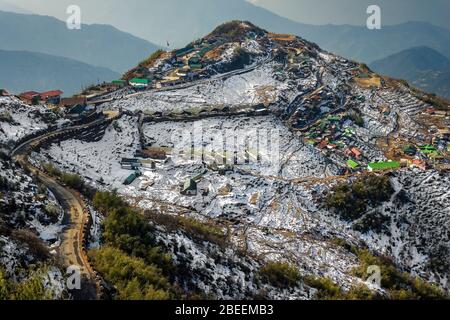 Schneebedecktes kleines Bergdorf im Winter, Kopierraum Stockfoto