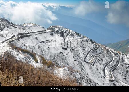 Berühmte Zigzag himalaya Bergstraße von Zuluk, mit Schnee mit Kopierraum bedeckt Stockfoto