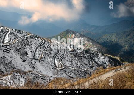 Berühmte Zigzag himalaya Bergstraße von Zuluk, mit Schnee mit Kopierraum bedeckt Stockfoto