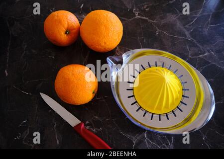 Orangensaft, Vitamin C Boost, frisch von Hand gesaftet. Halbgeschnittene Orangen. Gesunde Lebensweise Stockfoto