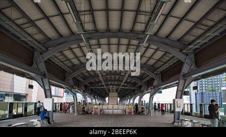 Bangkok, Thailand 04.11.2020: Menschen warten auf den Skytrain am Ratchayothin BTS Bahnhof auf der Sukhumvit Linie Stockfoto