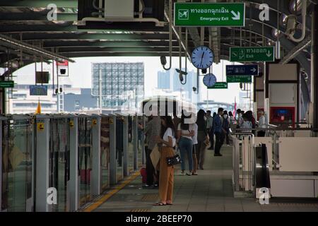 Bangkok, Thailand 04.11.2020: Menschen warten auf den Skytrain am Ratchayothin BTS Bahnhof auf der Sukhumvit Linie Stockfoto