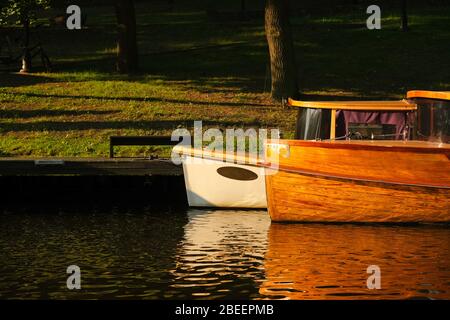 Riga, Lettland - Juni 13 2019: Holzboote auf dem Fluss Stockfoto