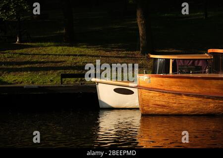 Riga, Lettland - Juni 13 2019: Holzboote in der Morgensonne Stockfoto