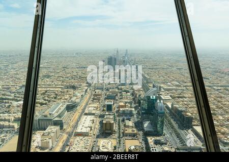 Riad, Saudi-Arabien. Der KingdomTower / Center. Luftaufnahme der Stadt Riad von der Skybridge aus. Stockfoto