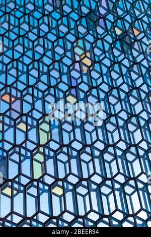 Reykjavik, Island. - 17. Januar 2020: Deatil des Glas- und Stahlbaues der Harpa Hall, einem Konzertsaal und Konferenzzentrum auf der Reykja Stockfoto