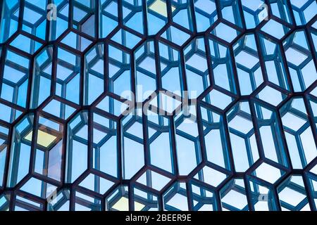 Reykjavik, Island. - 17. Januar 2020: Deatil des Glas- und Stahlbaues der Harpa Hall, einem Konzertsaal und Konferenzzentrum auf der Reykja Stockfoto