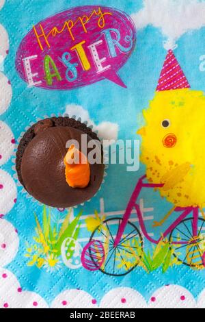 M&S Easter Cupcake auf Easter Serviette Serviette - Mini-Schokolade Cupcakes mit Schokolade Buttercreme und Ostern Dekorationen - Karottentorte Stockfoto