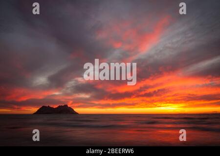 Die Sonne fällt unter den Horizont hinter Alcatraz Island in Kino Bay im Meer von Cortez in Sonora, Mexiko mit leuchtenden Farben. Stockfoto