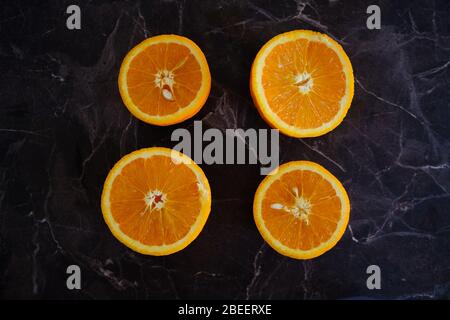 Orangensaft, Vitamin C Boost, frisch von Hand gesaftet. Halbgeschnittene Orangen. Gesunde Lebensweise Stockfoto