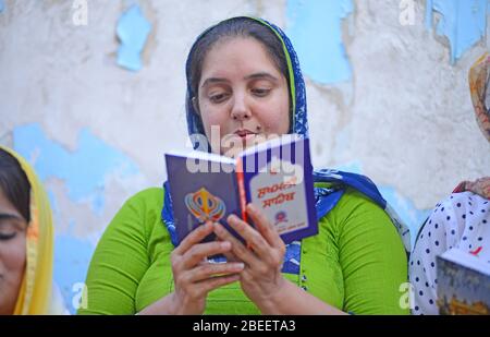 Sikh-Anhänger sahen Rituale anlässlich von Baisakhi während der landesweiten Sperre im Zuge der Coronavirus-Pandemie in Beawar besuchen. Stockfoto