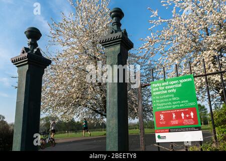 Parkeingang mit Ealing Council Zeichen, die britische Regierung Leitlinien und Einschränkungen für Bewegung und soziale Distanzierung bekannt geben. London am Ostersonntag Stockfoto