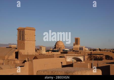 Blick auf Dächer mit Windfang, Windturm (Badgirn) in Yazd, Provinz Yazd, Iran, Persien, Mittlerer Osten Stockfoto