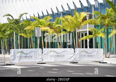 MIAMI BEACH, FL – APRIL 10: COVID-19: Das Miami Beach Convention Center, das all sein Geschäft inmitten von Ereignisausfällen während der Coronavirus-Pandemie austrocknen sah, wird von einem Bundesunternehmen nachgerüstet werden, um Patienten zu beherbergen, wenn die Krankenhäuser in der Gegend von COVID-19 Fällen am 10. April 2020 in Miami Beach, Florida überfordert werden Menschen: Miami Beach Convention Center Hospital Credit: Storms Media Group/Alamy Live News Stockfoto