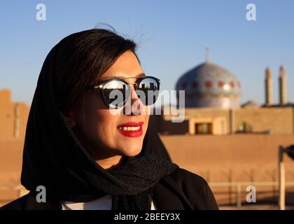 Porträt einer jungen Frau mit Sonnenbrille in Yazd, Iran, Persien, Nahost. Stockfoto