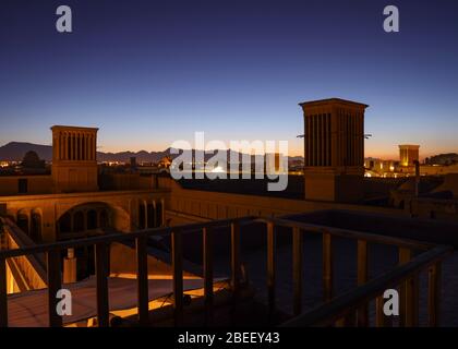 Blick auf Dächer mit Windfang, Windtürme (Badgirn) bei Nacht in Yazd, Yazd Provinz, Iran, Persien, Naher Osten. Stockfoto