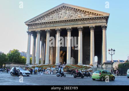 Paris, Frankreich - 26. August 2019 : Kirche La Madeleine, erbaut zwischen 1763 und 1842, eines der berühmten Monumente von Paris. Der Stil der Kirche ist Stockfoto