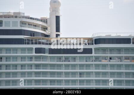 MIAMI BEACH, FL – APRIL 09: COVID-19: Als das Kreuzfahrtschiff Norwegian Epic am Hafen von Miami angedockt sitzt, sagte die US-Küstenwache, dass über 100 Kreuzfahrtschiffe und 90,000 Besatzungsmitglieder immer noch auf See in oder in der Nähe von US-Häfen und Gewässern stecken bleiben, während der Coronavirus-Ausbruch am 09. April 2020 in Miami Beach, Florida Menschen: Norwegische Epic Credit: Storms Media Group/Alamy Live News Stockfoto