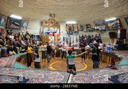 Die Menschen beobachten die traditionellen Pahlevani und Zourkhaneh (Zurkhaneh) Rituale in Yazd, Iran, Persien, Nahost Stockfoto