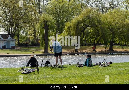 Eton, Windsor, Berkshire, Großbritannien. April 2020. Radfahrer sitzen an der Themse. Eine Form der täglichen Übung ist während der Coronavirus Pandemie erlaubt. Kredit: Maureen McLean/Alamy Live News Stockfoto