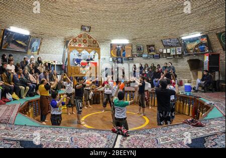 Die Menschen beobachten die traditionellen Pahlevani und Zourkhaneh (Zurkhaneh) Rituale in Yazd, Iran, Persien, Nahost Stockfoto