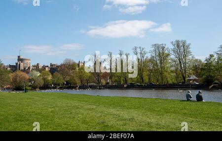 Eton, Windsor, Berkshire, Großbritannien. April 2020. Zwei Männer sitzen an der Themse. Eine Form der täglichen Übung ist während der Coronavirus Pandemie erlaubt. Kredit: Maureen McLean/Alamy Live News Stockfoto