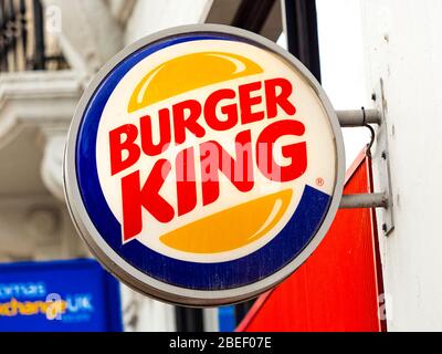 Burger King Schild außerhalb Restaurant, Burger King ist eine Fast-Food-Kette in Amerika im Jahr 1954 gegründet. Stockfoto