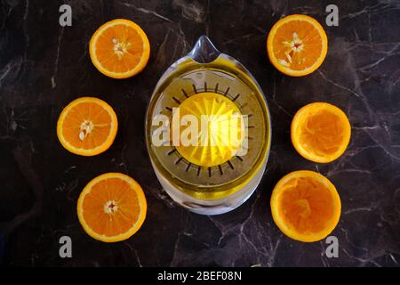 Orangensaft, Vitamin C Boost, frisch von Hand gesaftet. Halbgeschnittene Orangen. Gesunde Lebensweise Stockfoto