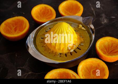 Orangensaft, Vitamin C Boost, frisch von Hand gesaftet. Halbgeschnittene Orangen. Gesunde Lebensweise Stockfoto