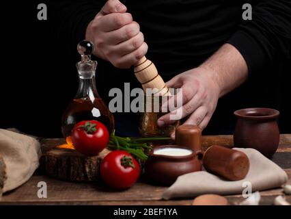 Der Chef bereitet Tomaten auf dem Tisch zu Stockfoto
