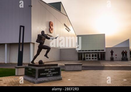 Syracuse, New York, USA. 12. April 2020. Ernie Davis Statue vor dem Clifford J. Ensley Athletic Center Stockfoto