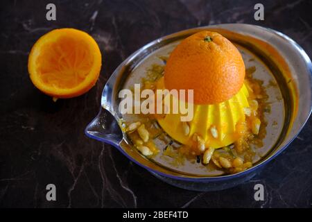 Orangensaft, Vitamin C Boost, frisch von Hand gesaftet. Halbgeschnittene Orangen. Gesunde Lebensweise Stockfoto