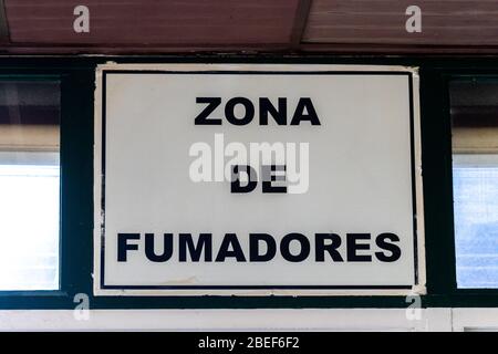 Banner, das eine Raucherzone in einer Bar in Spanien signalisiert Stockfoto