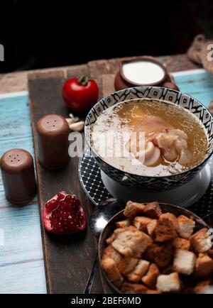 Leckeres Fleischgericht mit Zwieback auf dem Tisch Stockfoto