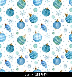 Aquarell nahtlose Muster mit Weihnachtsbällen, Schneeflocken und Dekor auf dem weißen Hintergrund. Handgezeichneter Hintergrund Weihnachten. Stockfoto