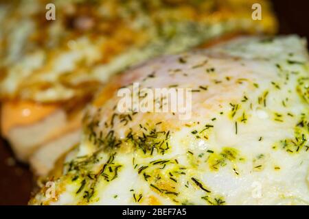 Sandwiches mit Spiegeleiern mit Dill und Soße auf Weizenbrot. Nahaufnahme Stockfoto