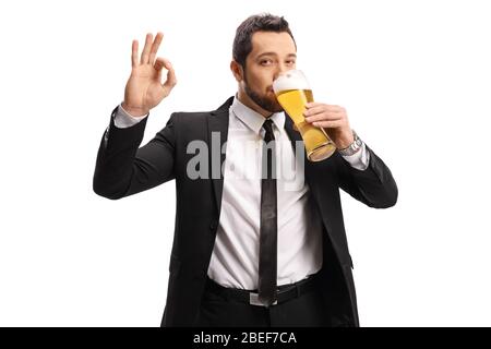 Mann in einem Anzug und Krawatte trinken ein Glas Bier und Gesturing großen Zeichen auf weißem Hintergrund isoliert Stockfoto