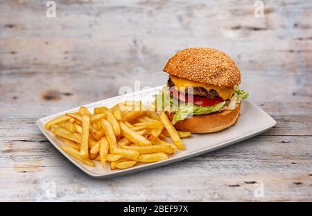Frische leckere Burger und Pommes frites auf hölzernen Tisch Stockfoto