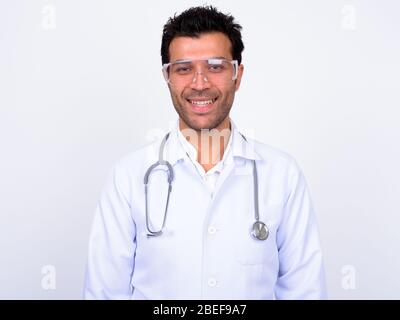 Schöner türkischer Mann Arzt trägt Schutzbrille vor weißem Hintergrund Stockfoto