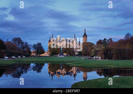 Blaue Stunde auf Schloss Schwerin, die sich im Wasser widerspiegelt. Mecklenburg-Vorpommern, Deutschland Stockfoto