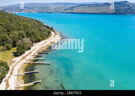 Ein Luftbild von Blaz Bucht, schöner Ort in Rasa Bucht, Istrien, Kroatien Stockfoto