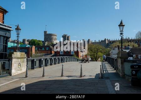 Windsor, Berkshire, Großbritannien. April 2020. Blauer Himmel über Windsor Castle an einem sonnigen, aber sehr ruhigen Ostermontag an den Feiertagen, da die Leute zu Hause bleiben und während der Coronavirus Pandemie den Regierungsempfehlungen folgen. Kredit: Maureen McLean/Alamy Live News Stockfoto