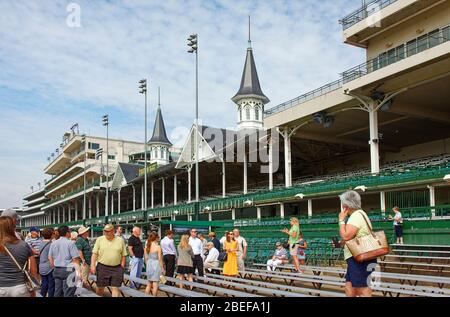 Churchill Downs Racetrack; Tribüne, Menschen, ikonische Zwillingsspitzen, Bleacher Sitze, Box Sitze, Clubhouse, Heimat des Kentucky Derby Pferderennen; Kentucky; Stockfoto