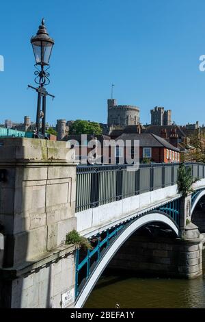 Windsor, Berkshire, Großbritannien. April 2020. Blauer Himmel über Windsor Castle an einem sonnigen, aber sehr ruhigen Ostermontag an den Feiertagen, da die Leute zu Hause bleiben und während der Coronavirus Pandemie den Regierungsempfehlungen folgen. Kredit: Maureen McLean/Alamy Live News Stockfoto