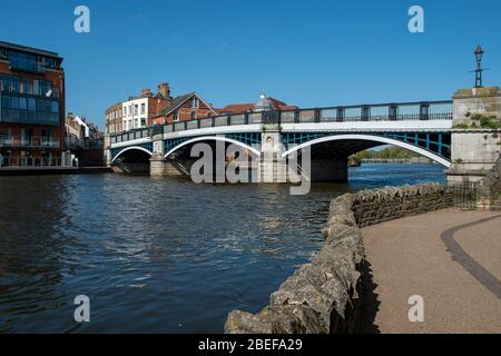 Windsor Bridge, Berkshire, Großbritannien. April 2020. Blauer Himmel und warme Temperaturen am Osterfeiertag in Windsor & Eton. Viele Menschen haben Regierungsrat befolgt, um zu Hause während der Coronavirus Pandemie zu bleiben. Kredit: Maureen McLean/Alamy Live News Stockfoto